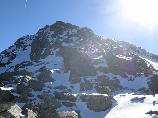 Abstieg von der Kreuzspitze in nordseitigen Schneepartien